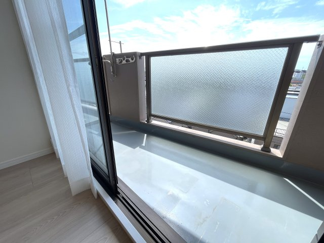W.I.Cは２か所！狭くない３ＬＤＫでユトリの新生活をココで！横浜では必須？なバイク置場は無償！しかも、鍵付きで盗難防止対策もされている『コスモ横浜鶴ヶ峰』リノベーションのバルコニー|バルコニーがあります