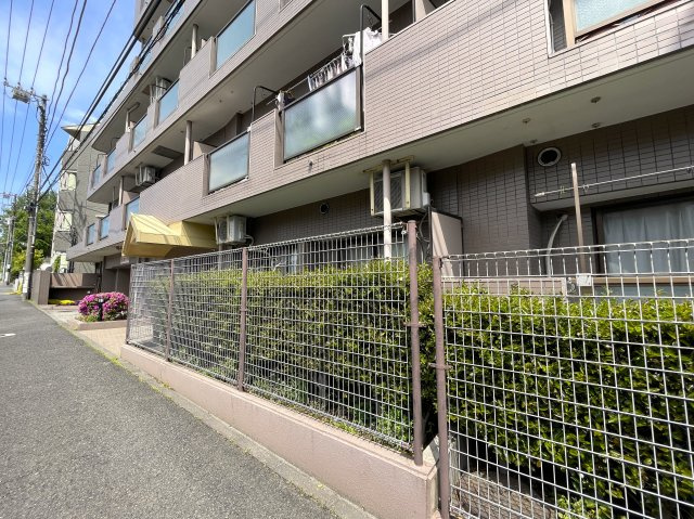 W.I.Cは２か所！狭くない３ＬＤＫでユトリの新生活をココで！横浜では必須？なバイク置場は無償！しかも、鍵付きで盗難防止対策もされている『コスモ横浜鶴ヶ峰』リノベーションの外観|外観は落ち着いています