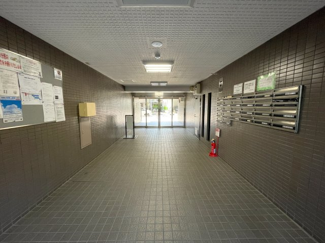 W.I.Cは２か所！狭くない３ＬＤＫでユトリの新生活をココで！横浜では必須？なバイク置場は無償！しかも、鍵付きで盗難防止対策もされている『コスモ横浜鶴ヶ峰』リノベーションのエントランス|ゆとりのあるエントランスです
