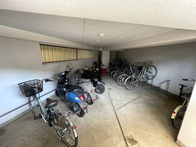 W.I.Cは２か所！狭くない３ＬＤＫでユトリの新生活をココで！横浜では必須？なバイク置場は無償！しかも、鍵付きで盗難防止対策もされている『コスモ横浜鶴ヶ峰』リノベーションの駐輪場
