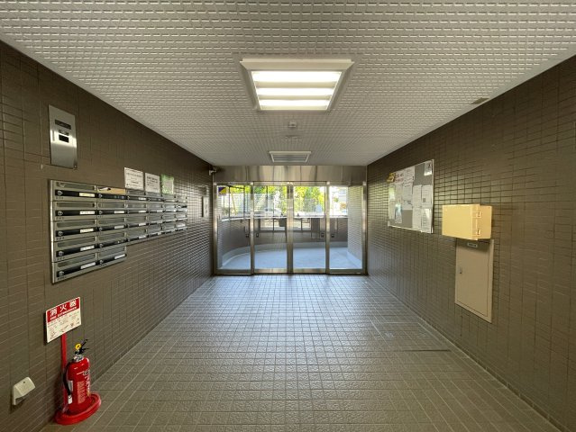 W.I.Cは２か所！狭くない３ＬＤＫでユトリの新生活をココで！横浜では必須？なバイク置場は無償！しかも、鍵付きで盗難防止対策もされている『コスモ横浜鶴ヶ峰』リノベーションのエントランス|清潔なエントランスです