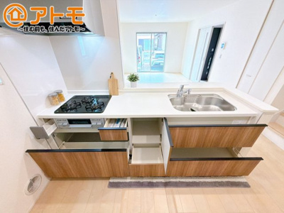 【キッチン】 | 駿東郡清水町徳倉3期　新築戸建　1号棟 | 対面タイプならキッチン内にいながらご家族やお客様との会話が楽しめます♪