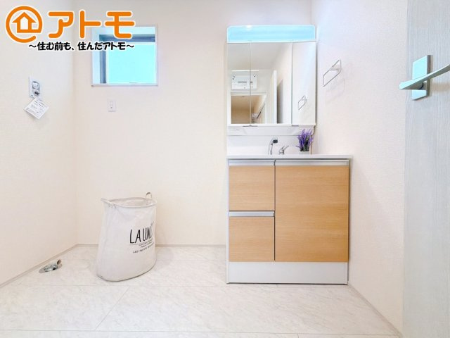 【独立洗面台】 | 駿東郡清水町徳倉3期　新築戸建　1号棟 | 洗面所って朝に混み合いませんか？広々とした脱衣所、３面鏡の独立洗面台で朝の時間を少しお手伝い♪