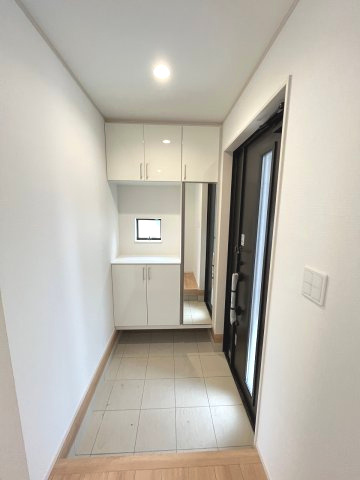 【玄関】 | 糟屋郡須恵町新原第1　A号棟（全2棟）【仲介手数料無料・0円】 | 施工例。施工例は完成時と異なる場合があります。