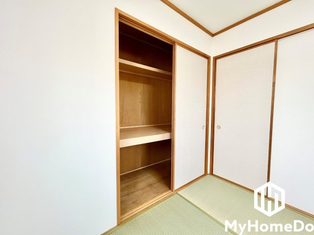 北区中味鋺の収納|収納の扉が引き戸なので、家具の配置がしやすいです。