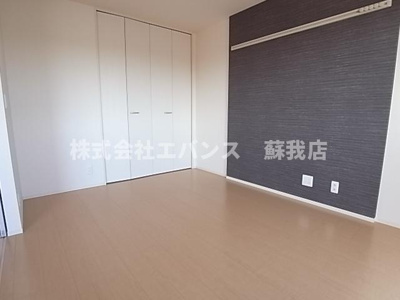 【寝室】 | ルーチェ | 広くて明るい寝室