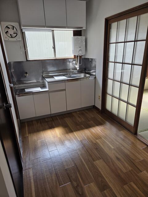 松川建設ビルの内装|床張り替え済