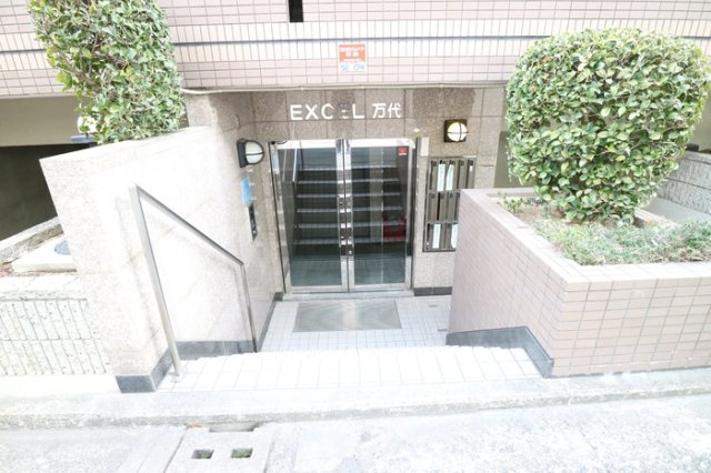 エクセル万代のエントランス