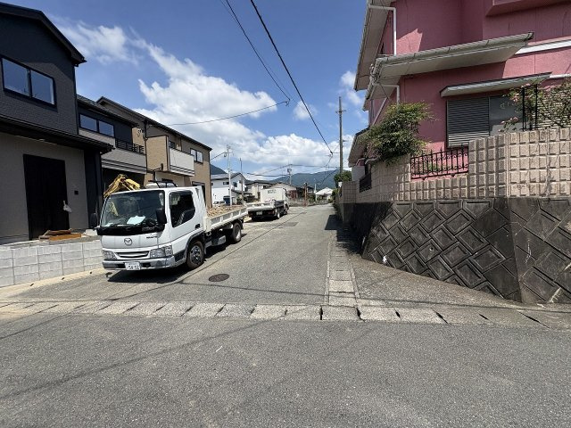 【その他】 | 糟屋郡須恵町新原第1　B号棟（全2棟）【仲介手数料無料・0円】 | 現地写真。前面道路です。