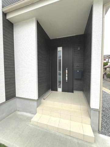 【玄関】 | 糟屋郡須恵町新原第1　B号棟（全2棟）【仲介手数料無料・0円】 | 施工例。施工例は完成時と異なる場合があります。