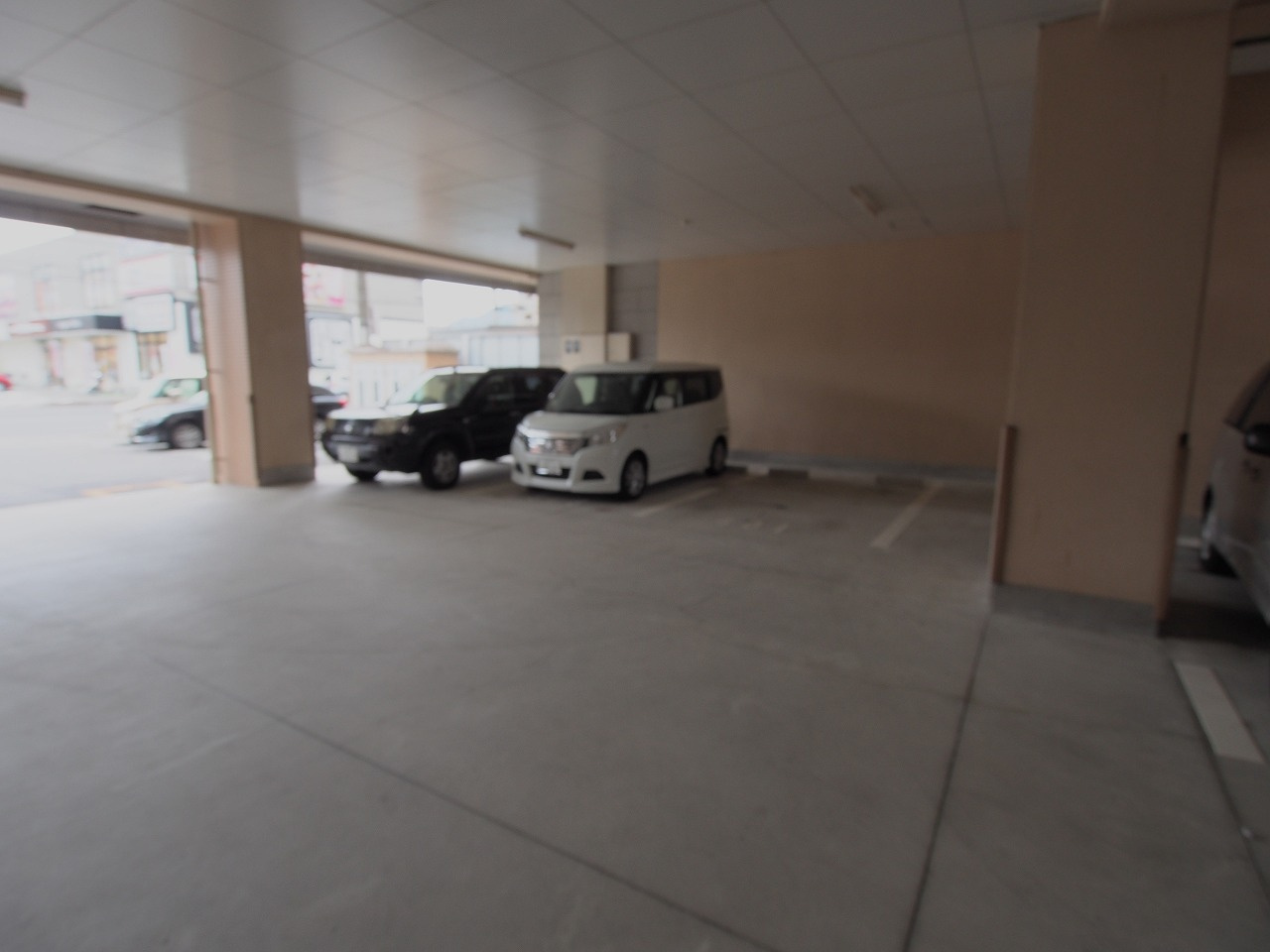 クレセールⅡ番館の駐車場