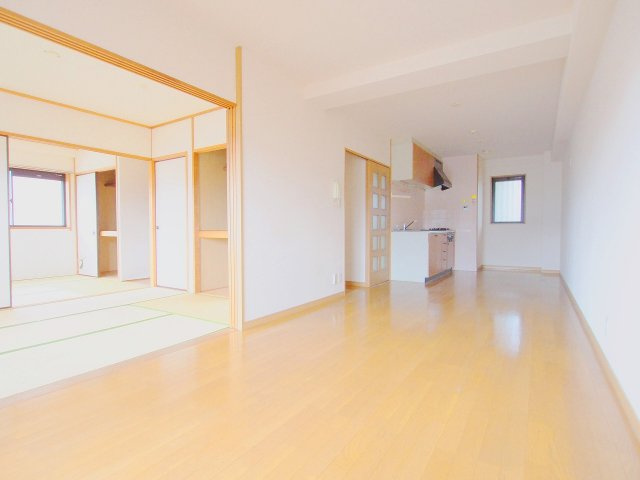 クレセールⅡ番館の居間・リビング