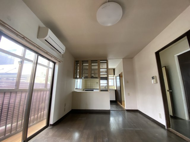ゆとりの4LDK・2世帯仕様。小学校やスーパーも近く子育て世帯に最適。リフォーム相談も承ります！のキッチン|【光溢れる食卓】大きな窓からたっぷりの光が差し込む開放的なダイニング。家族が集まり、会話が弾む「家の中心」になる居心地の良いお部屋です。