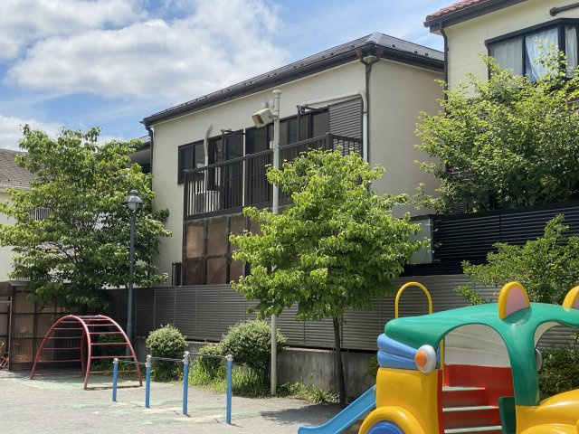 入間市東町４丁目中古戸建【事務所兼自宅に最適】駐車場3台×2世帯の外観|【全室6帖以上のゆとり】大きめの採光面で陽当り抜群。家具を置いても十分な広さがあり、子ども部屋や趣味の部屋としても最適です。