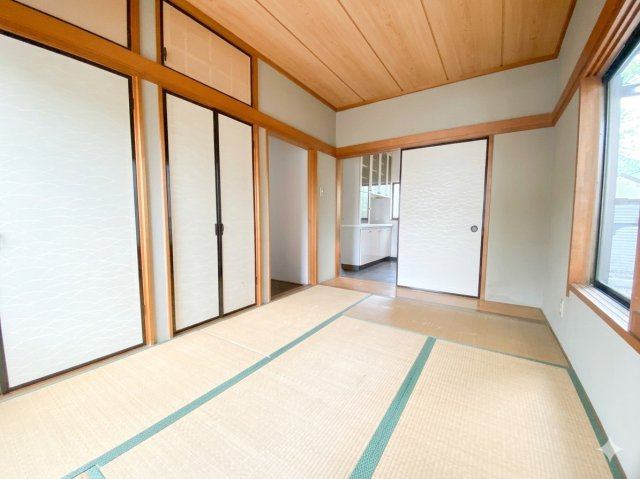 入間市東町４丁目中古戸建【事務所兼自宅に最適】駐車場3台×2世帯の和室|心がホッと落ち着く和室は床が柔らかいので小さいお子様のプレイルームや、ご両親が泊まりに来た時の客間としてなど、様々な用途で使える万能なお部屋です☆