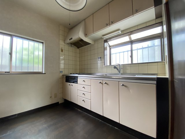 入間市東町４丁目中古戸建【事務所兼自宅に最適】駐車場3台×2世帯のキッチン|【換気良好な窓付きキッチン】お料理の匂いも逃げやすい便利な小窓付き。朝日が差し込む明るい空間で、朝の家事も気持ちよくこなせます。