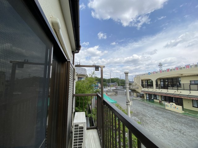 入間市東町４丁目中古戸建【事務所兼自宅に最適】駐車場3台×2世帯のバルコニー|日中の長い時間、日が差し込む南面バルコニー。洗濯物がカラッと乾きます。