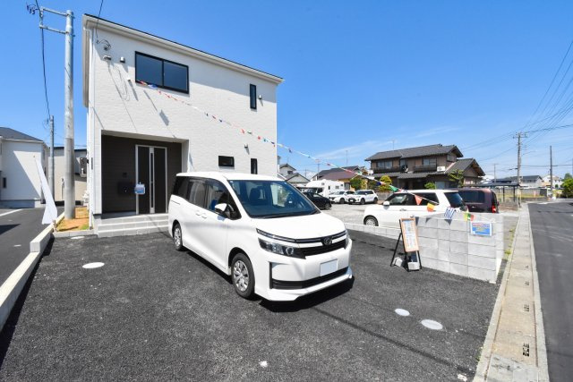 富士見市大字東大久保の新築一戸建の外観|2026年5月撮影 
1号棟は約60坪の敷地に4LDKの間取りと並列3台分のカースペース、広いお庭付きのゆとりの住まいです。