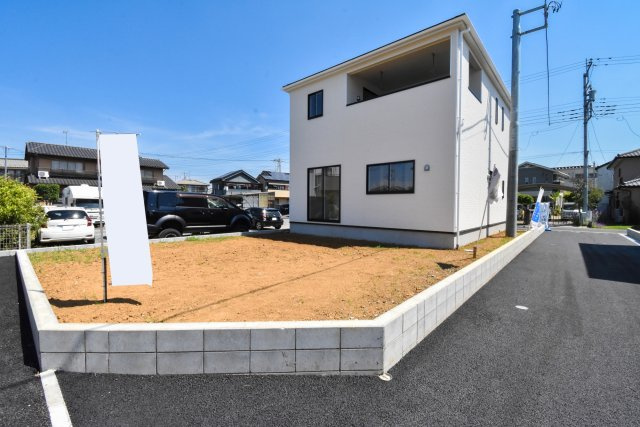 富士見市大字東大久保の新築一戸建の庭|1号棟西側のお庭です。ガーデニングやお子様のプール遊びなど、おうち時間も楽しくリフレッシュできます。