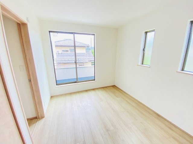 新築　高崎市中豊岡町　Heartful　Town　A号棟の洋室|　全室南向きで明るいお部屋、子供部屋は明るい方が良いですよね♪							
					
