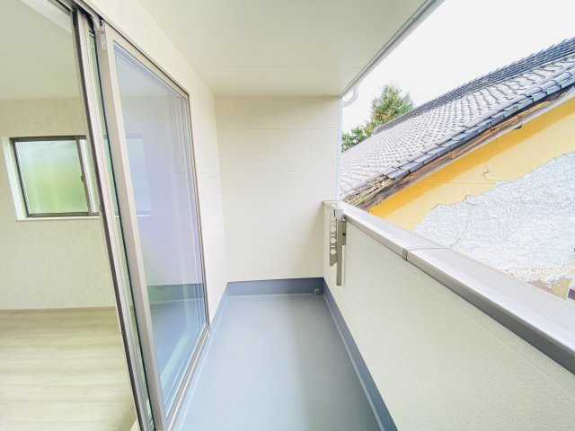 新築　高崎市中豊岡町　Heartful　Town　A号棟のバルコニー|　インナーバルコニーで少しの雨なら濡れずにすみます。天気が怪しいけど…という悩みも解消ですね!									

