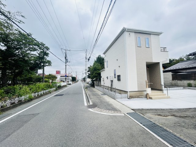 新築　高崎市中豊岡町　Heartful　Town　A号棟の前面道路含む現地写真|現地写真　北側接道幅員約7ｍ　西側接道幅員約3.2ｍ