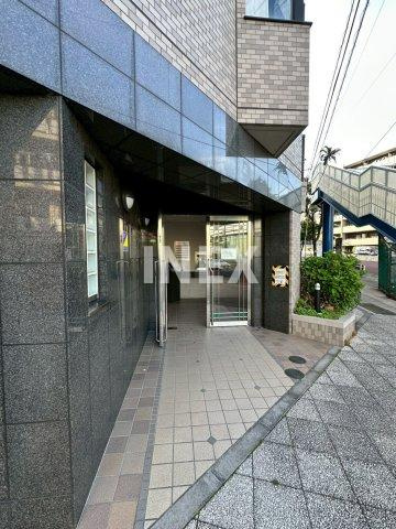 横浜市南区西中町１丁目の賃貸マンションのエントランス
