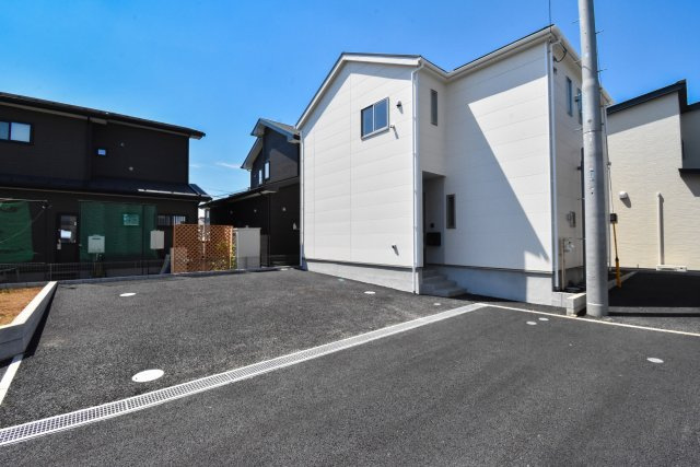 富士見市大字東大久保の新築一戸建の外観|2026年5月撮影 
3号棟は約63坪の敷地に4LDKの間取りと並列3台分のカースペース付きです。