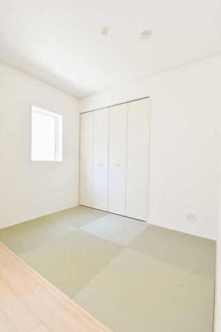 富士見市大字東大久保の新築一戸建の和室|リビングと続き間の3.75帖の和室です。お子様の遊び場やお昼寝スペースにも活躍するくつろぎの空間です。