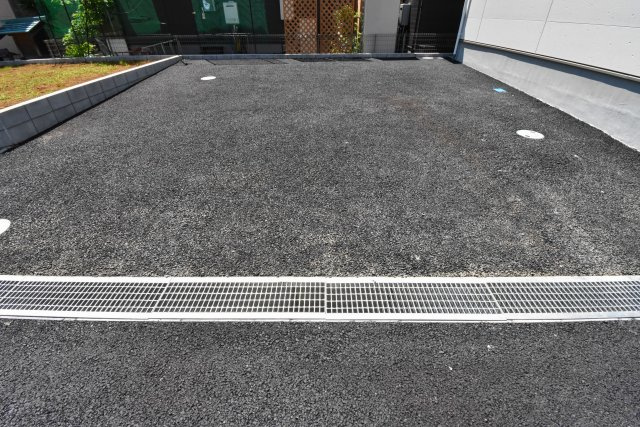 富士見市大字東大久保の新築一戸建の駐車場|カースペースは並列3台分あり、セカンドカーのご利用が可能です。お友達も気軽に招待できます。