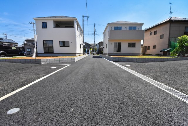 富士見市大字東大久保の新築一戸建の前面道路含む現地写真|陽当り、風通りの良い開放感ある全4棟の分譲住宅です。