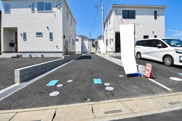 富士見市大字東大久保の新築一戸建の前面道路含む現地写真|陽当り、風通りの良い開放感ある全4棟の分譲住宅です。