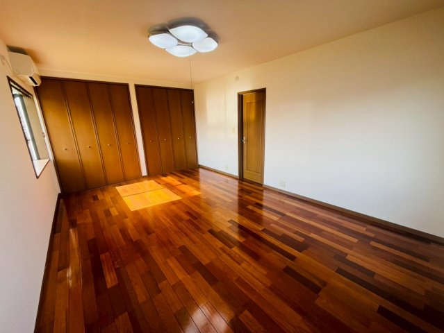 筑西市みどり町 リフォーム物件　の洋室|〇洋室　12帖〇
クローゼット２ヶ所♪たっぷりの収納スペースで住空間もスッキリ広々します（＾＾）
2026年4月撮影