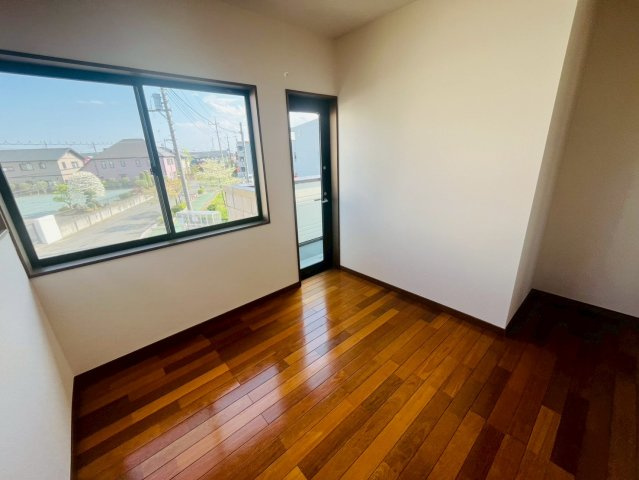 筑西市みどり町 リフォーム物件　の洋室|〇洋室　4.5帖〇
大きな窓で２階居室にもしっかりと陽ざしが届いて明るい室内♪バルコニーにつながるお部屋です（＾＾）
2026年4月撮影