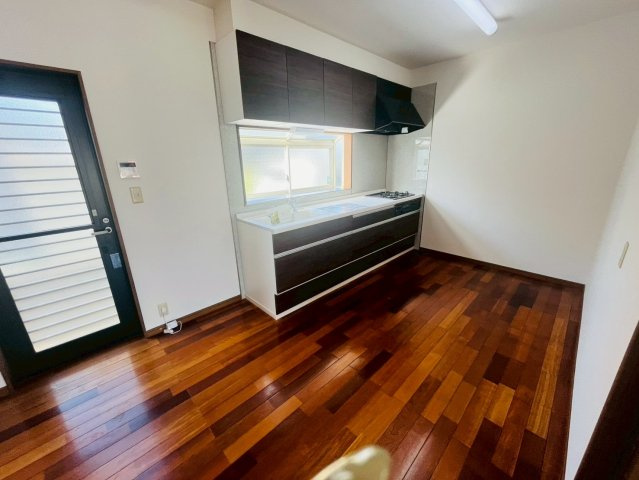 筑西市みどり町 リフォーム物件　のキッチン|〇キッチン〇
リフォーム済みシステムキッチン♪窓付きで手元は明るく（＾＾）勝手口があるので、買い物帰りやゴミ出しの際に便利です！ 
2026年4月撮影