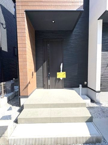 【玄関】 | 糟屋郡須恵町須恵24期　1号棟（全1棟）【仲介手数料無料・0円】 | 施工例。施工例は完成時と異なる場合があります。