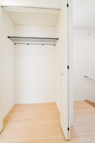 富士見市大字東大久保の新築一戸建の収納|2階ホール収納です。
掃除用具や季節の家電も収納できます。