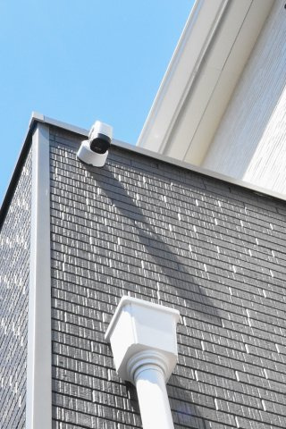 富士見市大字東大久保の新築一戸建の防犯設備|防犯カメラ付きです。防犯カメラが目に入ることで、空き巣や不審者への抑止力になります。
