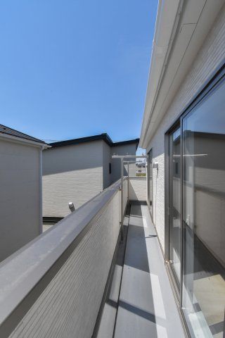 富士見市大字東大久保の新築一戸建のバルコニー|南向きで陽当りの良いバルコニーです。洗濯物や布団も一度にたっぷり干すことが出来ます。
