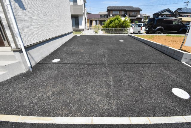 富士見市大字東大久保の新築一戸建の駐車場|カースペース並列2台分あり、セカンドカーのご利用可能です。自転車やバイク、外物置を置くスペースもたっぷりあります。