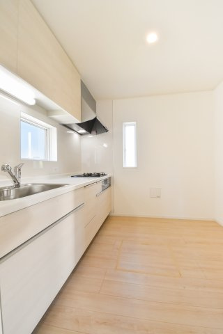 富士見市大字東大久保の新築一戸建のキッチン|独立型キッチンはリビングからの見た目を気にせずに、使いやすさを重視した配置やキッチン用品のデザインを選ぶことができます。来客時にキッチンの様子を見られずに済むのも独立型のメリットです。