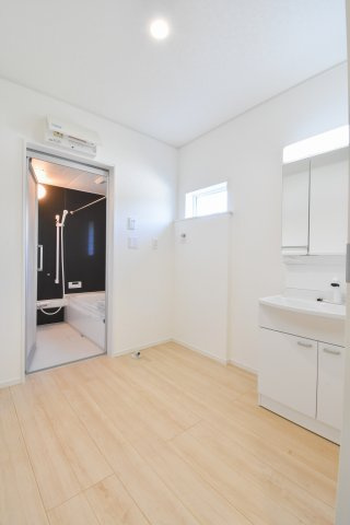 富士見市大字東大久保の新築一戸建の洗面所|洗面・ランドリールームです。広い造りにつき、お子様の着替えも快適にでき、収納ラック等も置くことができます。