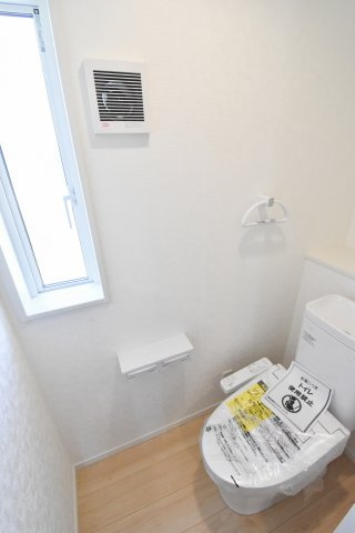 富士見市大字東大久保の新築一戸建のトイレ|トイレは1階、2階にそれぞれあり、ウォシュレット機能付きです。