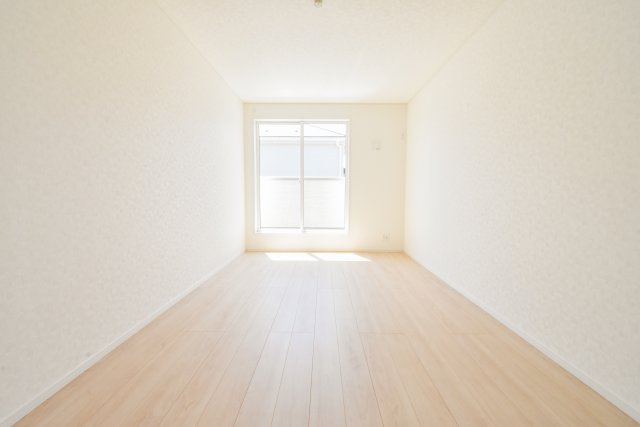 富士見市大字東大久保の新築一戸建の寝室|2階9.2帖の洋室です。
全室南向きで明るい室内です。