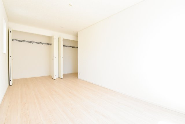富士見市大字東大久保の新築一戸建の収納|2階9.2帖の洋室です。
全居室収納スペースつきで、お部屋をスッキリと快適にお使いいただけます。