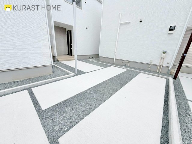 京都市伏見区羽束師鴨川町　新築戸建の駐車場