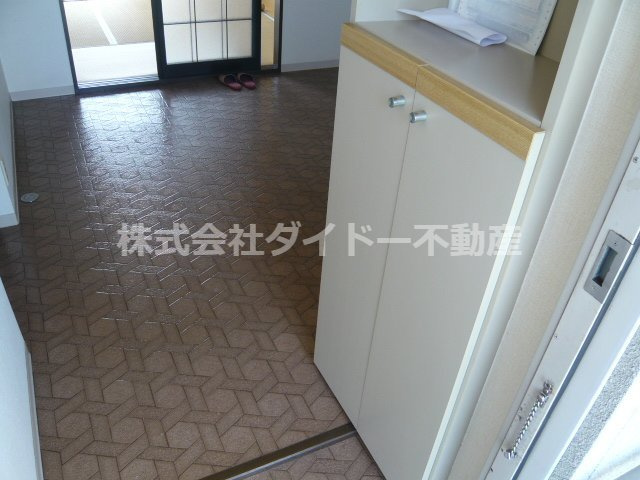 ホワイトコーポの玄関