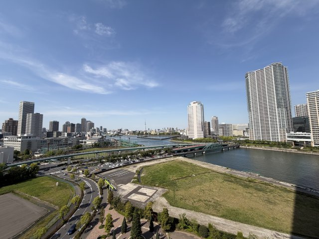 北向きバルコニーからの眺望、京スカイツリーを望みます。