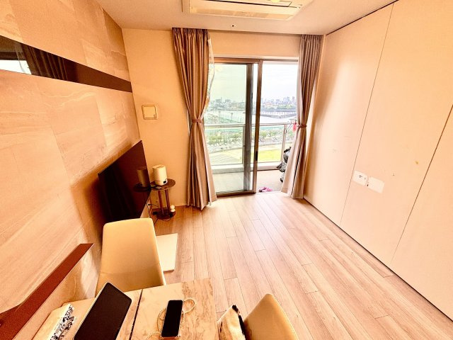 8.4帖のリビング、寝室との境は収納式の引戸となっており、開放して13.1帖のワンルームとしても使用可能、壁面はエコカラット仕様です。