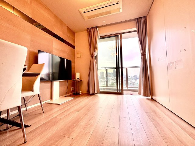 8.4帖のリビング、寝室との境は収納式の引戸となっており、開放して13.1帖のワンルームとしても使用可能、壁面はエコカラット仕様です。